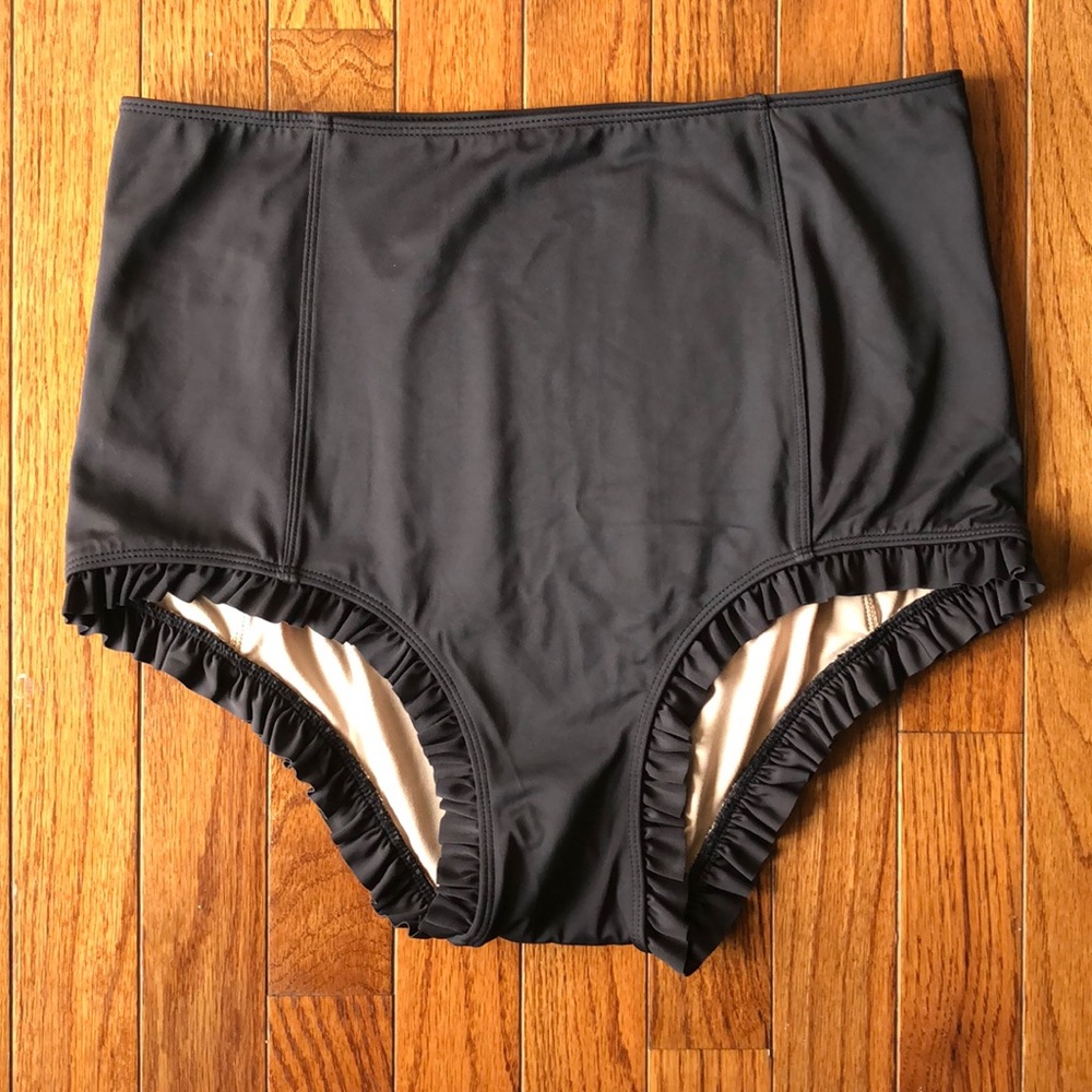 NWOT Kortni Jeane Ruffled Up Bottoms